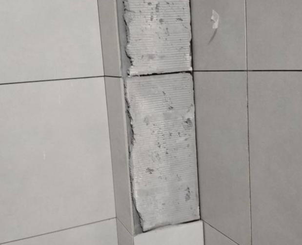 绍兴瓷砖空鼓维修公司分享下瓷砖施工前基层浇水润湿程度不足，可能导致以下问题
