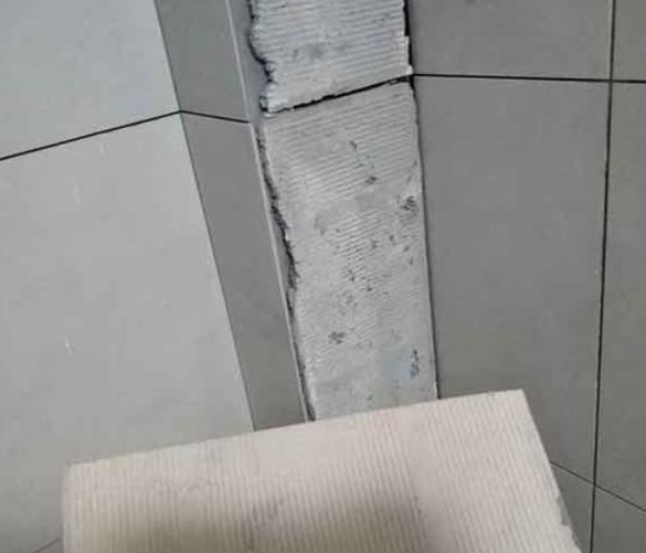 绍兴瓷砖空鼓维修公司分享下厨房瓷砖脱落的补救措施。